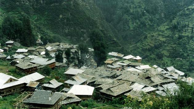 Malana panchayat comprises two villages Saura behad and Dhara Behad and has a total population of 2,000 in 475 households.(Birbal Sharma/HT)