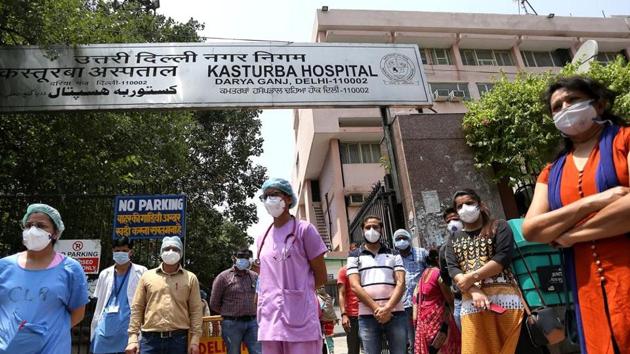 Doctors and medical staff of Kasturba Gandhi Hospital during the silent protest for allegedly not receiving salaries in New Delhi in June.(ANI File Photo)