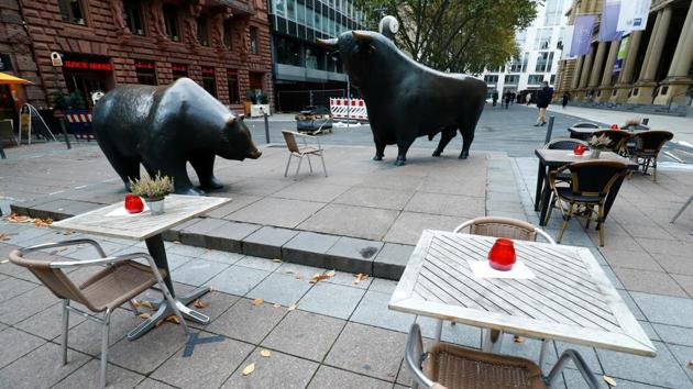 Empty tables are pictured in front of the bull and bear statues outside Frankfurt's stock exchange as the coronavirus disease (Covid-19) outbreak continues in Frankfurt, Germany on October 29, 2020.(Reuters Photo)