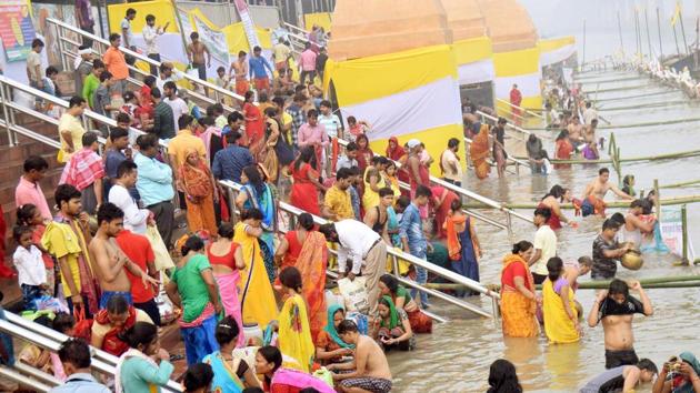 Devotees at a ghat during Chhath Puja in 2019.(HT Archive)