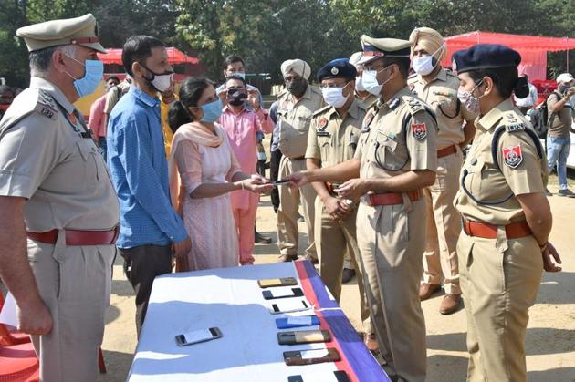 Police commissioner Rakesh Agrawal handing over people’s belongings on supardari in Ludhiana on Friday.(Gurpreet Singh/HT)