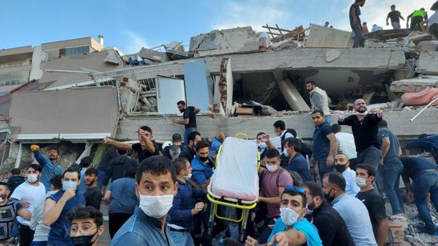 Locals and officials search for survivors at a collapsed building after a strong earthquake struck the Aegean Sea on Friday and was felt in both Greece and Turkey, where some buildings collapsed in the coastal province of Izmir, Turkey, October 30, 2020.(Reuters photo) Locals and officials search for survivors at a collapsed building after a strong earthquake struck the Aegean Sea on Friday and was felt in both Greece and Turkey, where some buildings collapsed in the coastal province of Izmir, Turkey, October 30, 2020.(Reuters photo)