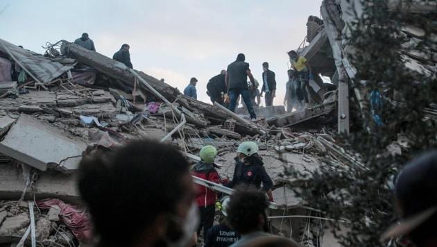 Volunteers clear rubbles as they search for survivors in a collapsed building after a strong earthquake struck the country's western coast and parts of Greecen killing four people and injuring 120, in Izmir, on October 30, 2020.(AFP photo)