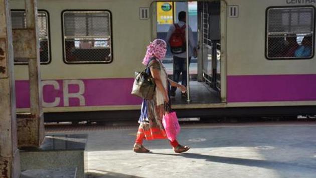 Thane railway station, People are waiting for local train at Thane, Mumbai.(Praful Gangurde) Thane railway station, People are waiting for local train at Thane, Mumbai.(Praful Gangurde)