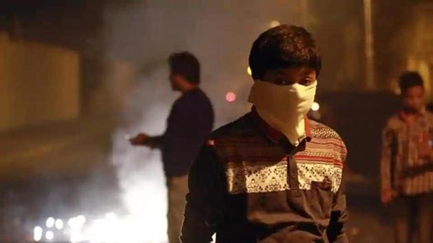 A boy covers his mouth as a man bursts crackers in New Delhi.(Arvind Yadav/HT File Photo) A boy covers his mouth as a man bursts crackers in New Delhi.(Arvind Yadav/HT File Photo)