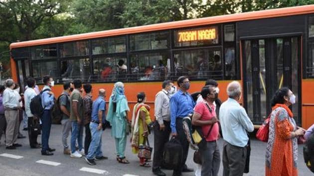 Commuters queue to board DTC buses at Pandit Pant Marg near Central Secretariat in New Delhi.(Arvind Yadav/HT PHOTO)