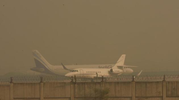 Aircraft parked on a taxiway amid heavy haze in the morning at Indira Gandhi International (IGI) Airport, in New Delhi on October 29, 2020.(Vipin Kumar/HT PHOTO) Aircraft parked on a taxiway amid heavy haze in the morning at Indira Gandhi International (IGI) Airport, in New Delhi on October 29, 2020.(Vipin Kumar/HT PHOTO)