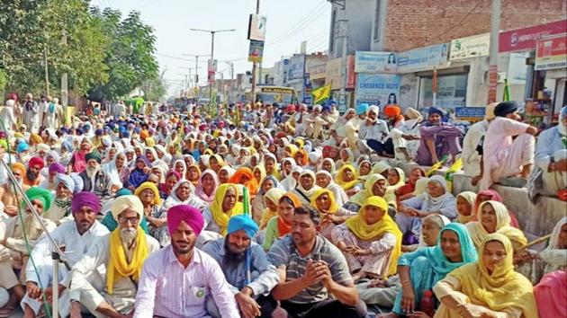 BKU members protesting outside the Mansa mini-secretariat in Mansa on Saturday.(Sanjeev Kumar/HT) BKU members protesting outside the Mansa mini-secretariat in Mansa on Saturday.(Sanjeev Kumar/HT)
