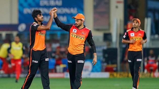Sunrisers Hyderabad players Manish Pandey and Vijay Shankar celebrate the wicket of Royal Challengers Bangalore batsman Devdutt Padikkal.(PTI) Sunrisers Hyderabad players Manish Pandey and Vijay Shankar celebrate the wicket of Royal Challengers Bangalore batsman Devdutt Padikkal.(PTI)