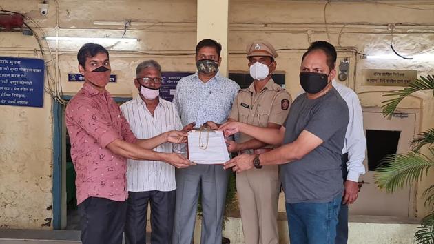 Kalyan Government Railway Police (GRP) returned the gold chains worth ₹70,000 to Sandip Ghag on Sunday. (Source) Kalyan Government Railway Police (GRP) returned the gold chains worth ₹70,000 to Sandip Ghag on Sunday. (Source)