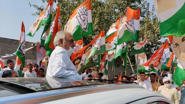 Leader of opposition Bhupinder Singh Hooda during a roadshow in Baroda on Sunday. (HT Photo) Leader of opposition Bhupinder Singh Hooda during a roadshow in Baroda on Sunday. (HT Photo)