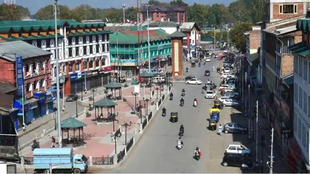 Lal Chowk in the heart of Srinagar. The decision to retrieve all land dealing under the Roshni Act was taken three weeks after the high court declared it unconstitutional and unsustainable.(PTI file photo)