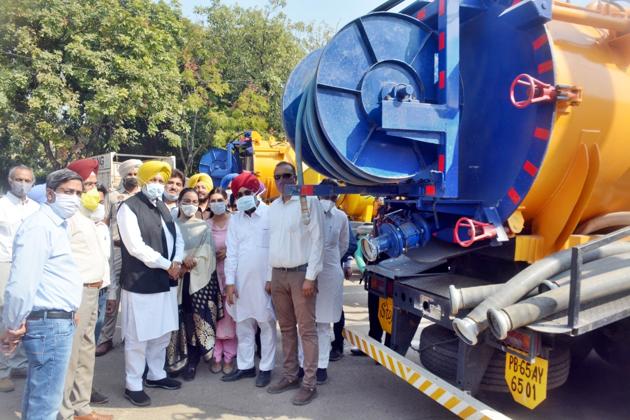 Mohali MLA Balbir Singh Sidhu (in yellow turban) also laid the foundation stones of projects worth ₹1.5 crore on Sunday. (HT Photo) Mohali MLA Balbir Singh Sidhu (in yellow turban) also laid the foundation stones of projects worth ₹1.5 crore on Sunday. (HT Photo)