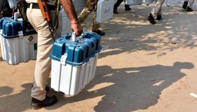Security personnel on election duty carry voting related material along with EVMs from the EVM distribution center (Parwaz Khan / Hindustan Times) Security personnel on election duty carry voting related material along with EVMs from the EVM distribution center (Parwaz Khan / Hindustan Times)
