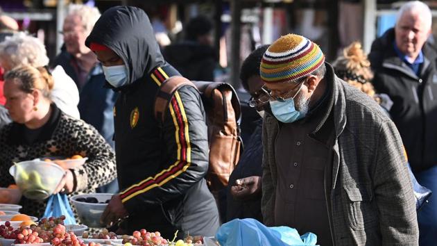 Shoppers wear facemasks at Leeds City Markets in Leeds, Yorkshire on October 31, 2020, as the number of cases of the novel coronavirus rises. (AFP Photo) Shoppers wear facemasks at Leeds City Markets in Leeds, Yorkshire on October 31, 2020, as the number of cases of the novel coronavirus rises. (AFP Photo)