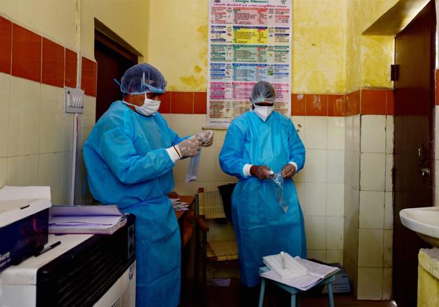 Health workers collect swab samples for Covid-19 tests at a dispensary in New Delhi on October 31.(PTI)