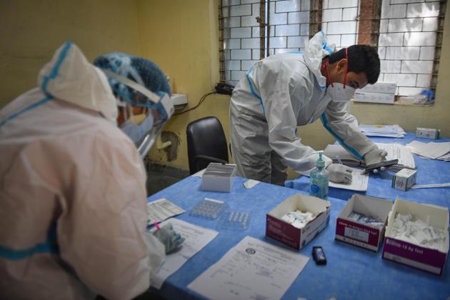 Health workers in PPE work during sample collection for coronavirus testing. (Sanchit Khanna/HT PHOTO) Health workers in PPE work during sample collection for coronavirus testing. (Sanchit Khanna/HT PHOTO)
