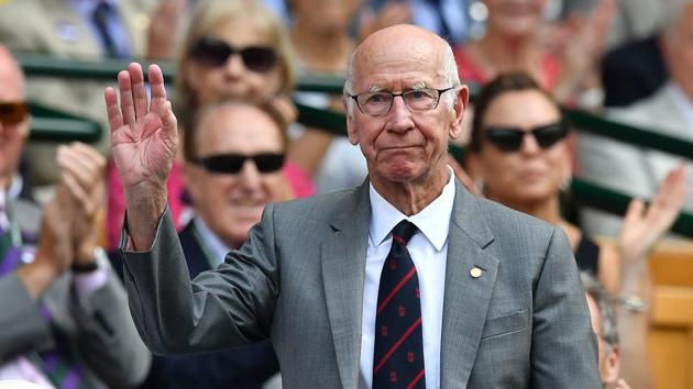 (FILES) In this file photo taken on July 7, 2018 former Manchester United and England football player Bobby Charlton takes his seat in the Royal box on Centre Court on the sixth day of the 2018 Wimbledon Championships at The All England Lawn Tennis Club in Wimbledon, southwest London. - Manchester United and England legend Bobby Charlton has been diagnosed with dementia, according to reports on Sunday, November 1. (Photo by Ben STANSALL / AFP) / RESTRICTED TO EDITORIAL USE(AFP)