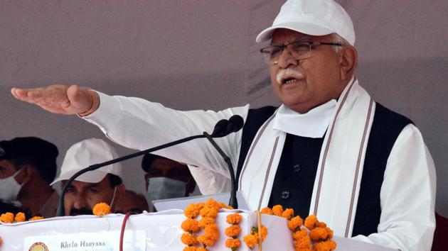 Haryana chief minister Manohar Lal Khattar administering the oath on the occasion of Haryana Day and Rashtriya Ekta Diwas in Karnal on Sunday. (HT Photo) Haryana chief minister Manohar Lal Khattar administering the oath on the occasion of Haryana Day and Rashtriya Ekta Diwas in Karnal on Sunday. (HT Photo)