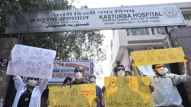 Resident doctors hold placards during a protest against the nonpayment of their salaries at Kasturba Hospital in Daryaganj, New Delhi on October 27, 2020.(Vipin Kumar/HT Photo) Resident doctors hold placards during a protest against the nonpayment of their salaries at Kasturba Hospital in Daryaganj, New Delhi on October 27, 2020.(Vipin Kumar/HT Photo)