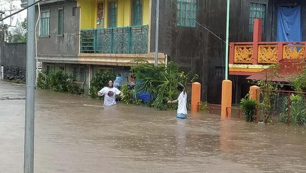 Goni’s maximum sustained winds have weakened to 175 kmh, while gusts slowed to 240 kmh after the typhoon’s third landfall in Quezon province. (AP Photo) Goni’s maximum sustained winds have weakened to 175 kmh, while gusts slowed to 240 kmh after the typhoon’s third landfall in Quezon province. (AP Photo)