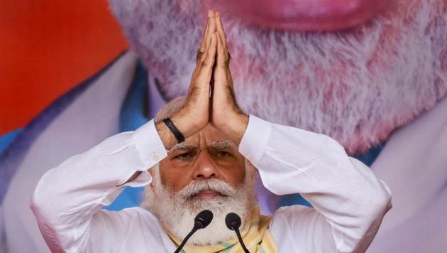 Prime Minister Narendra Modi greets party workers during an election rally for the second phase of Bihar Assembly polls, in Bihar on November 1.(PTI)