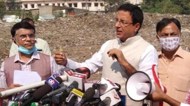 Congress general secretary RSSurjewala speaks to media from near the General Post Office (GPO) in Patna on November 1.(HT photo) Congress general secretary RSSurjewala speaks to media from near the General Post Office (GPO) in Patna on November 1.(HT photo)
