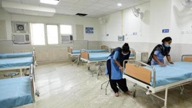 According to the Delhi government bulletin on Sunday, out of the total number of 15,775 beds in Covid hospitals, 9,314 were vacant.(Ajay Aggarwal /HT PHOTO) According to the Delhi government bulletin on Sunday, out of the total number of 15,775 beds in Covid hospitals, 9,314 were vacant.(Ajay Aggarwal /HT PHOTO)
