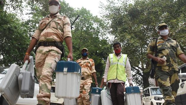 VVPAT and EVM machines being dispatched under the watch of security personnel from a distribution centre ahead of the second phase of Bihar assembly election, in Patna on Monday.(Santosh Kumar/HT Photo)