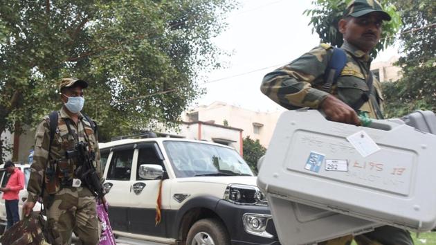 VVPAT and EVM machines being dispatched under the watch of security personnel from a distribution centre ahead of the second phase of Bihar assembly election, in Patna on Monday.(Santosh Kumar/HT Photo)