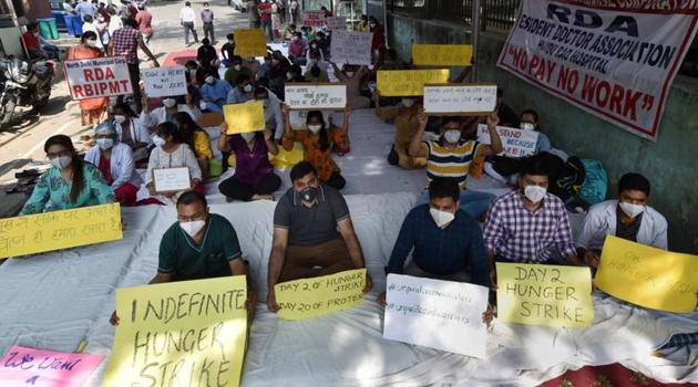 The members of the Resident Doctors’ Association (RDA) of the 900-bed hospital had been recently protesting for several days and had gone on an indefinite strike, seeking release of salaries due for three months.(PTI file photo)