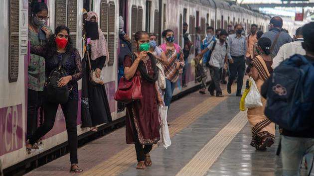 Commuters disembark from a local train at Chhatrapati Shivaji Maharaj Terminus in Mumbai on October 21. Maharashtra has reported 293,960 cases and 7,249 deaths in October against 591,905 cases and 12,079 deaths in September. The state had reported 370,423 cases and 9,589 fatalities in August. (Pratik Chorge / HT Photo)