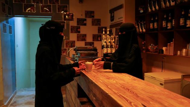 A woman makes an order at the only all-female internet cafe in Marib, Yemen.(REUTERS)