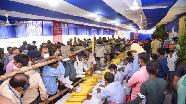 Polling officials collect EVMs and others polling material at a distribution centre on the eve of second phase of Bihar Assembly Elections, in Patna on November 2.(PTI) Polling officials collect EVMs and others polling material at a distribution centre on the eve of second phase of Bihar Assembly Elections, in Patna on November 2.(PTI)