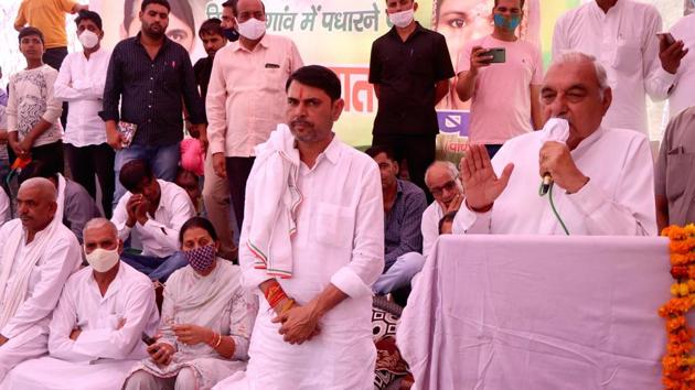 Former chief minister Bhupendra Singh Hudda addresses a public meeting in support of Congress candidate Induraj Narwal in Baroda Assembly Constituency, in Sonipat district, Haryana. (Photo by Manoj Dhaka / Hindustan Times)