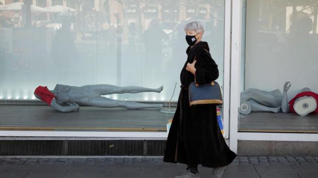 A woman wearing a protective mask walks past a closed-down shop as the spread of coronavirus disease (Covid-19) continues in Frankfurt, Germany, October 19, 2020. (Reuters file photo) A woman wearing a protective mask walks past a closed-down shop as the spread of coronavirus disease (Covid-19) continues in Frankfurt, Germany, October 19, 2020. (Reuters file photo)