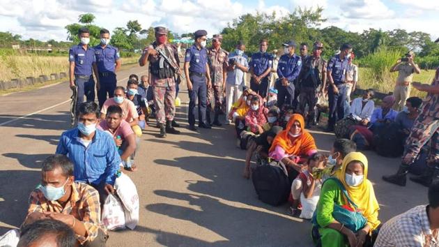 Bangladeshi nationals who had entered India illegally and were staying in Assam deported back on Monday. (HT photo) Bangladeshi nationals who had entered India illegally and were staying in Assam deported back on Monday. (HT photo)