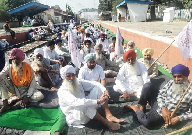 With farmers extending their protest on rail tracks indefinitely against the Centre’s farm laws, the Railways says the ground situation is not conducive to resume services in Punjab.(HT file photo)