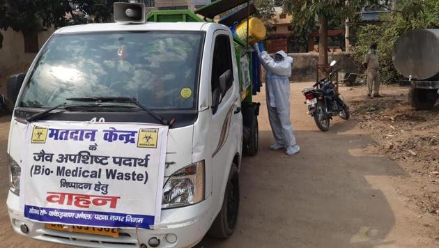 In Patna, a team of eight set out to collect the waste and delivered it to the incinerator near the polling station. (HT photo) In Patna, a team of eight set out to collect the waste and delivered it to the incinerator near the polling station. (HT photo)