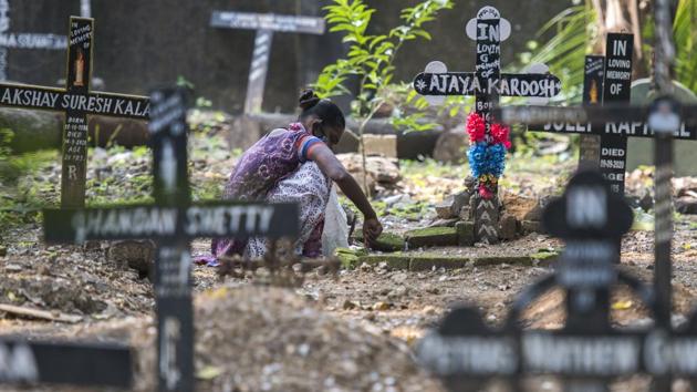 A woman prays for a deceased relative at a graveyard in Govandi, Mumbai on November 2. Meanwhile, 490 fresh fatalities were also added to India’s death toll, taking the total number to 123,097 on November 3. (Pratik Chorge / HT Photo) A woman prays for a deceased relative at a graveyard in Govandi, Mumbai on November 2. Meanwhile, 490 fresh fatalities were also added to India’s death toll, taking the total number to 123,097 on November 3. (Pratik Chorge / HT Photo)