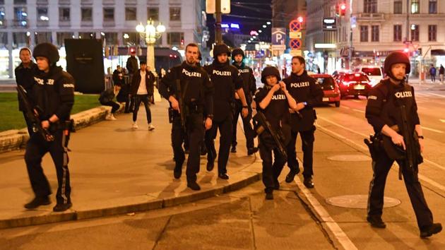 Armed police arrive at the first district near the state opera in central Vienna on November 2, 2020, following a shooting near a synagogue.(AFP photo) Armed police arrive at the first district near the state opera in central Vienna on November 2, 2020, following a shooting near a synagogue.(AFP photo)