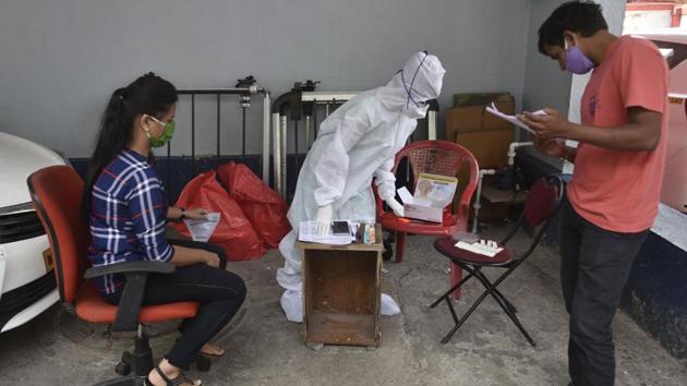 Healthcare workers during Covid-19 screening and swab test at Goregaon(E) in Mumbai. (Satyabrata Tripathy/HT Photo)