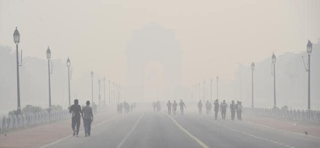 Stubble burning accounted for 16 per cent of Delhi’s pollution on Monday and 40 per cent on Sunday, the maximum so far this season.(Arvind Yadav/HT PHOTO) Stubble burning accounted for 16 per cent of Delhi’s pollution on Monday and 40 per cent on Sunday, the maximum so far this season.(Arvind Yadav/HT PHOTO)