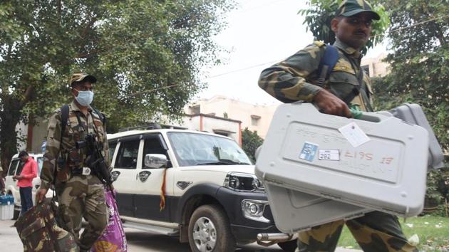 VVPAT and EVM machines prepared being dispatched under the watch of security personnel from a distribution centre ahead of the second phase of Bihar assembly election, at B.S. College, Danapur in Patna, Bihar, India on Monday November 02, 2020.(Photo: Santosh Kumar/ Hindustan Times) VVPAT and EVM machines prepared being dispatched under the watch of security personnel from a distribution centre ahead of the second phase of Bihar assembly election, at B.S. College, Danapur in Patna, Bihar, India on Monday November 02, 2020.(Photo: Santosh Kumar/ Hindustan Times)