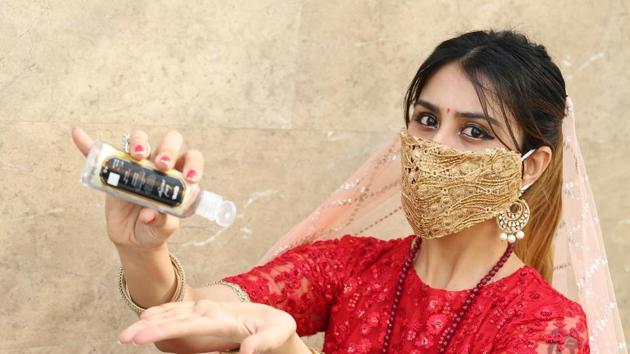 Saachi Sahni, a Gurugrammer, is geared up to fast on this Karwa Chauth. Sporting a designer face mask, she is ready to sanitise after every step of the puja since safety comes first amid the pandemic!(Photo: Manoj Verma/HT)