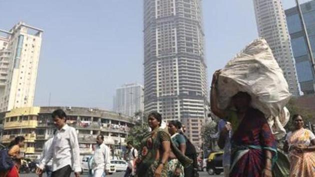 People walk past an under construction building in Mumbai.(Representative Photo/AP) People walk past an under construction building in Mumbai.(Representative Photo/AP)