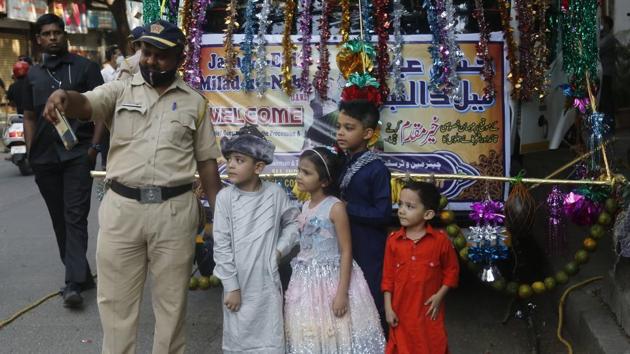 A Mumbai Police personnel takes a selfie with kids on occasion of Eid-e-Milad outside at Byculla in Mumbai on October 30. Between November 2 and 3, 58,323 patients were discharged from hospitals or completed their home recuperation, HT reported. (HT Photo) A Mumbai Police personnel takes a selfie with kids on occasion of Eid-e-Milad outside at Byculla in Mumbai on October 30. Between November 2 and 3, 58,323 patients were discharged from hospitals or completed their home recuperation, HT reported. (HT Photo)