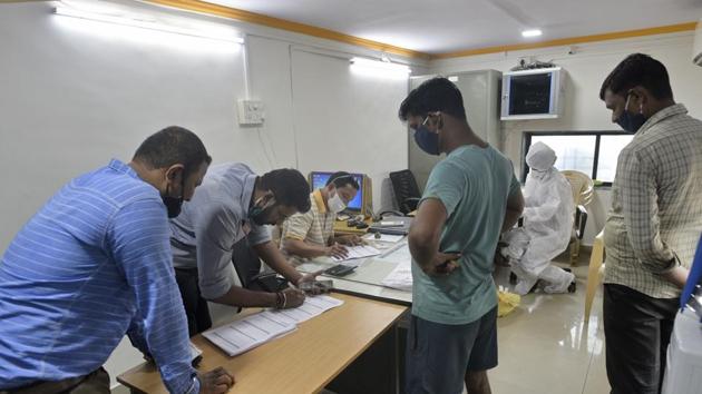 Health care workers collect swab sample of a resident at Goregoan in Mumbai for a Covid-19 test.(HT PHOTO) Health care workers collect swab sample of a resident at Goregoan in Mumbai for a Covid-19 test.(HT PHOTO)
