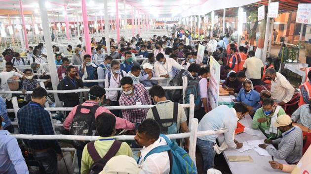 Polling officials seen at election strong room in Anugrah Narayan College campus, Patna, Bihar. (Parwaz Khan / Hindustan Times) Polling officials seen at election strong room in Anugrah Narayan College campus, Patna, Bihar. (Parwaz Khan / Hindustan Times)