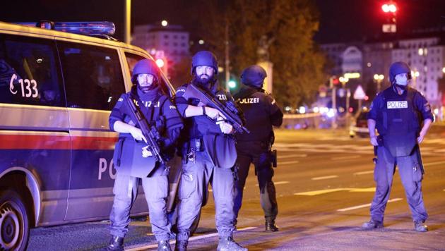 Police blocks a street near Schwedenplatz square after exchanges of gunfire in Vienna, Austria November 2, 2020. (Reuters photo) Police blocks a street near Schwedenplatz square after exchanges of gunfire in Vienna, Austria November 2, 2020. (Reuters photo)